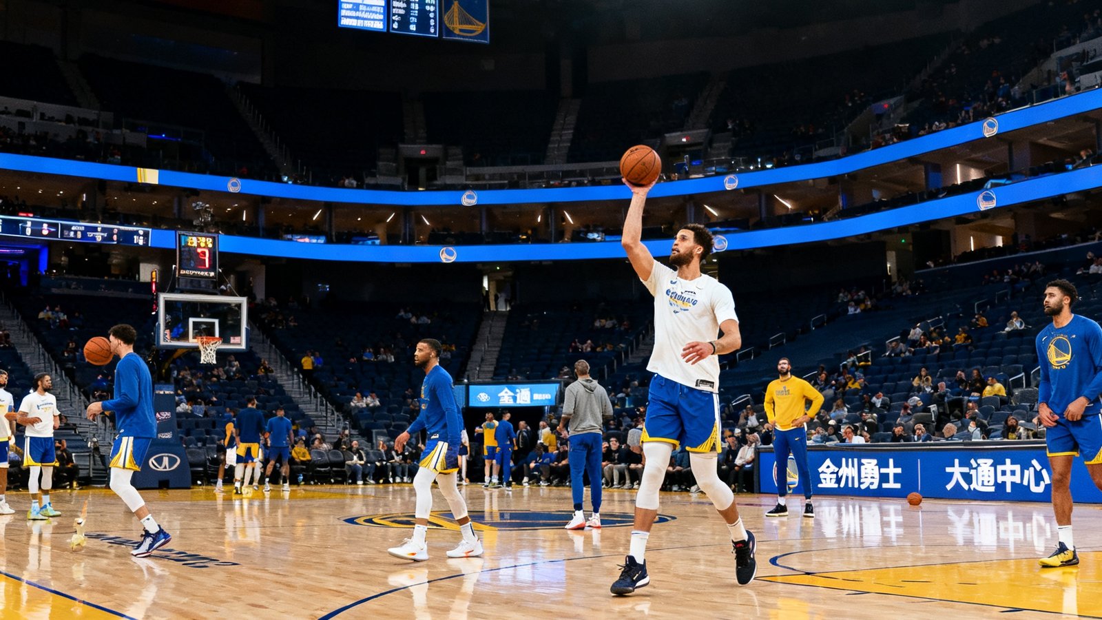 NBA常规赛金州勇士主场大通中心球馆内景，球员正在热身准备比赛的高清直播画面